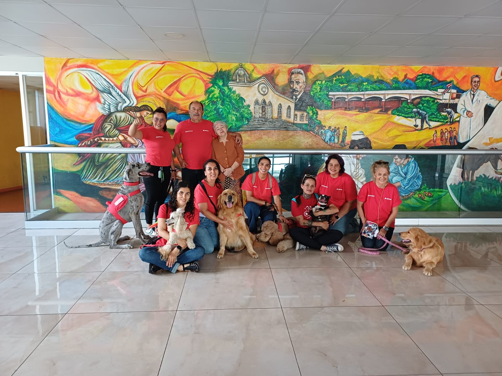 Equipo ACOTEAMA frente a mural de hospital